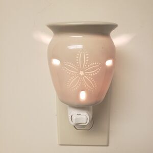 Scentsy Sand Dollar Wall Plug In Electric Wax Warmer Night Light w Box
